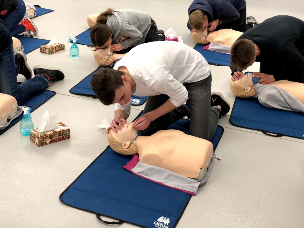 Cykliczne szkolenia z udzielania pierwszej pomocy medycznej, prowadzone przez praktyków, nie teoretyków.